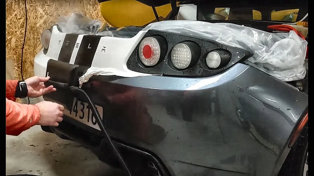 How to Remove Vinyl Wrap Safely (Cars & Trucks) - installation in progress at VinylWrapRo workshop